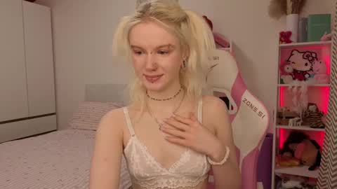 Snapshot of mia_waterlily chatting on March 1, 3:19 am Mia online show from March 1, 3:19 am