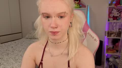 Snapshot of mia_waterlily chatting on March 13, 3:13 am Mia online show from March 13, 3:13 am