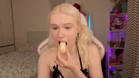 Snapshot of mia_waterlily chatting on March 14, 3:23 am Mia online show from March 14, 3:23 am