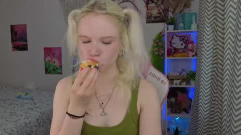 Snapshot of mia_waterlily chatting on May 9, 3:34 am Mia online show from May 9, 3:34 am