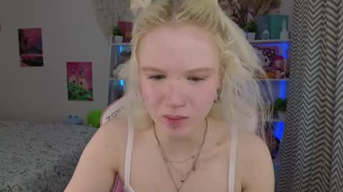 Snapshot of mia_waterlily chatting on May 12, 3:14 am Mia online show from May 12, 3:14 am