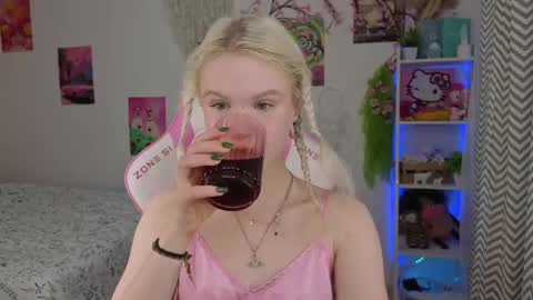 Snapshot of mia_waterlily chatting on May 13, 3:26 am Mia online show from May 13, 3:26 am