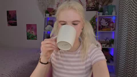 Snapshot of mia_waterlily chatting on May 16, 3:25 am Mia online show from May 16, 3:25 am
