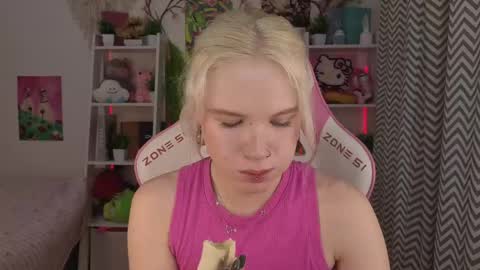 Snapshot of mia_waterlily chatting on May 23, 3:23 am Mia online show from May 23, 3:23 am