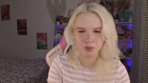 Snapshot of mia_waterlily chatting on May 28, 3:26 am Mia online show from May 28, 3:26 am