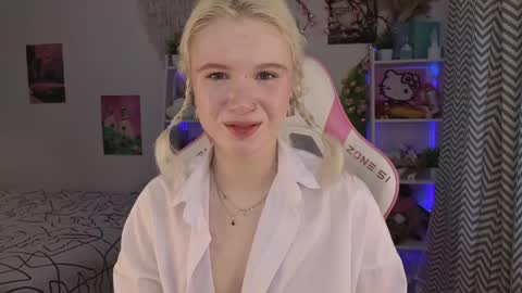 Snapshot of mia_waterlily chatting on June 2, 3:19 am Mia online show from June 2, 3:19 am