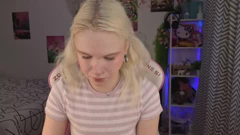 Snapshot of mia_waterlily chatting on June 3, 3:20 am Mia online show from June 3, 3:20 am