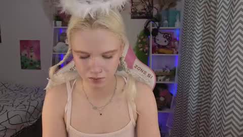 Snapshot of mia_waterlily chatting on June 5, 3:35 am Mia online show from June 5, 3:35 am