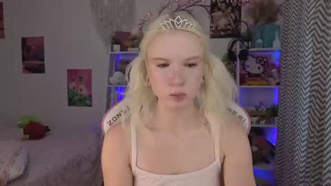 Snapshot of mia_waterlily chatting on June 28, 3:12 am Mia online show from June 28, 3:12 am