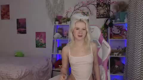 Snapshot of mia_waterlily chatting on July 2, 3:17 am Mia online show from July 2, 3:17 am