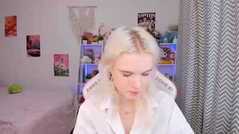 Snapshot of mia_waterlily chatting on July 14, 3:11 am Mia online show from July 14, 3:11 am
