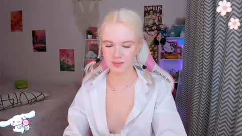 Snapshot of mia_waterlily chatting on July 21, 3:31 am Mia online show from July 21, 3:31 am