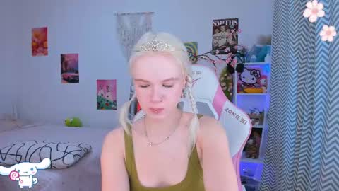 Snapshot of mia_waterlily chatting on July 23, 3:26 am Mia online show from July 23, 3:26 am