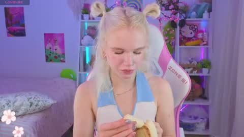 Snapshot of mia_waterlily chatting on July 28, 3:24 am Mia online show from July 28, 3:24 am