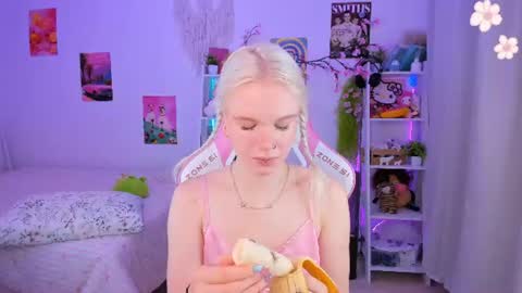 Snapshot of mia_waterlily chatting on July 29, 3:26 am Mia online show from July 29, 3:26 am
