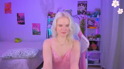Snapshot of mia_waterlily chatting on August 4, 3:21 am Mia online show from August 4, 3:21 am