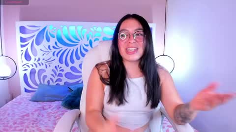 mia_wills_ online show from May 4, 5:09 pm