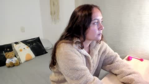 Mia   online show from February 8, 7:05 pm