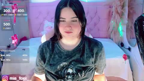 Snapshot of miaa_foxx_ chatting on October 5, 10:07 pm Mia online show from October 5, 10:07 pm
