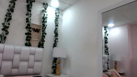 Mia online show from June 2, 11:23 am