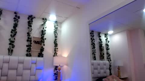 Mia online show from June 6, 11:26 am
