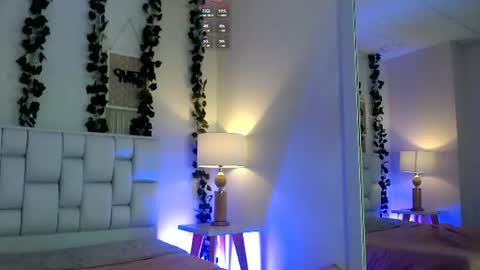 Mia online show from June 11, 11:19 am