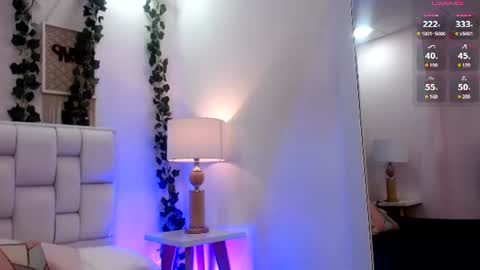 Mia online show from June 17, 11:23 am