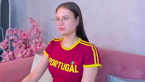 Mia online show from May 3, 9:26 am