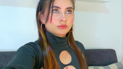 Snapshot of miaanderson__ chatting on May 10, 11:26 am miaanderson__ online show from May 10, 11:26 am