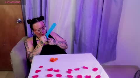 Snapshot of miaandmolly_ chatting on June 19, 10:57 pm mia red hair molly short hair online show from June 19, 10:57 pm