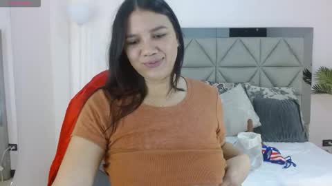 Snapshot of miaarodriguez1_ chatting on November 26, 8:32 pm Mia Rodriguez online show from November 26, 8:32 pm