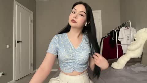 Mia online show from April 5, 8:11 am