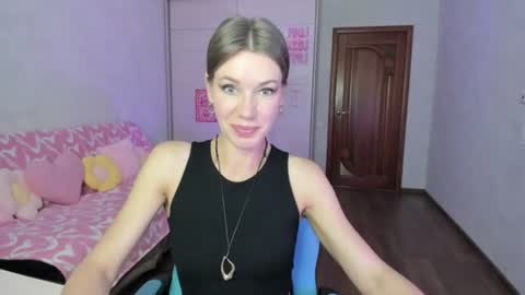 Snapshot of miababy14 chatting on June 16, 4:26 am Mia online show from June 16, 4:26 am