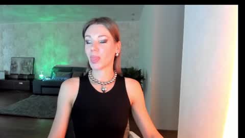 Mia online show from July 3, 4:30 am