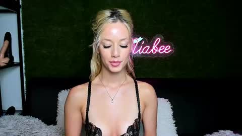 MiaBeeX online show from July 29, 6:28 pm