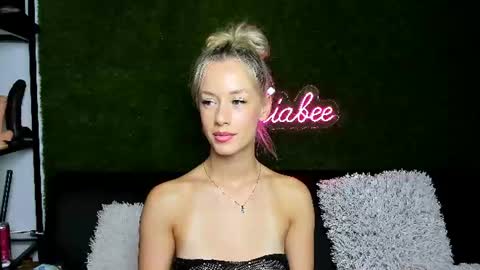 MiaBeeX online show from August 3, 7:51 am