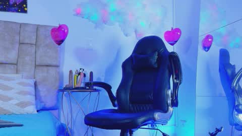 miablumm_ online show from March 4, 11:49 am