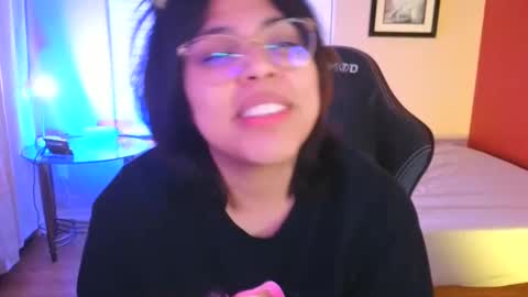 Mia online show from December 18, 7:36 am