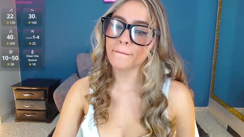 Snapshot of miacarperrlux chatting on January 3, 8:32 pm MiaCarper online show from January 3, 8:32 pm