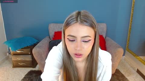 Snapshot of miacarperrlux chatting on January 20, 1:18 am MiaCarper online show from January 20, 1:18 am