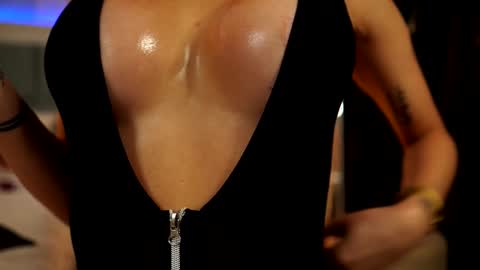 Snapshot of miacharm1 chatting on November 5, 9:04 pm Mia online show from November 5, 9:04 pm