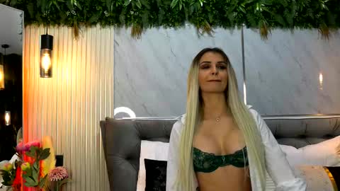 Snapshot of miacharm1 chatting on January 5, 10:46 pm Mia online show from January 5, 10:46 pm