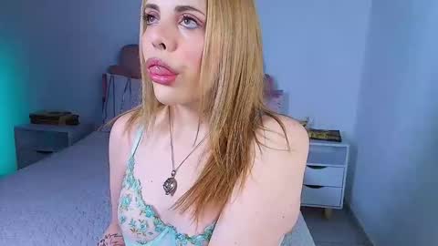 Snapshot of miacolucci_18 chatting on November 5, 11:10 am Mary online show from November 5, 11:10 am