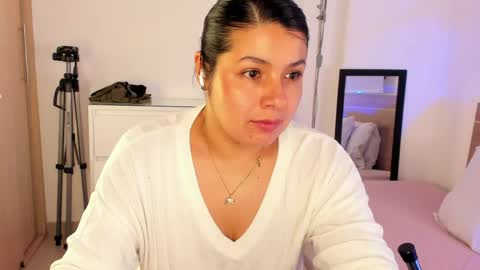Snapshot of miadanielss chatting on June 8, 2:23 am IG Yojanagomez online show from June 8, 2:23 am