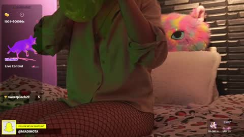 Mia online show from December 14, 7:40 am