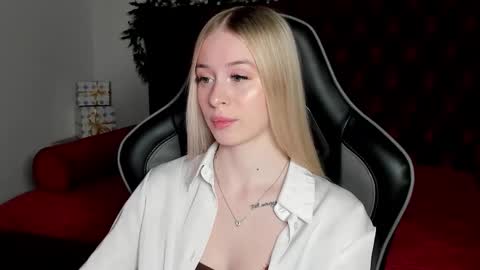 Mia online show from December 15, 5:39 pm