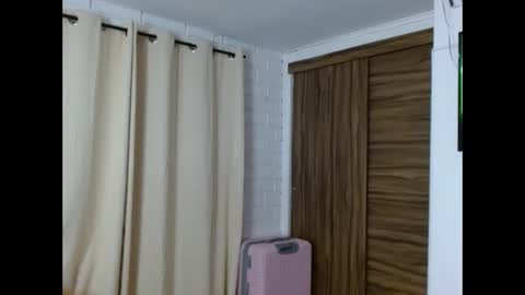 Snapshot of miahott19 chatting on December 20, 8:06 am miahott19 online show from December 20, 8:06 am