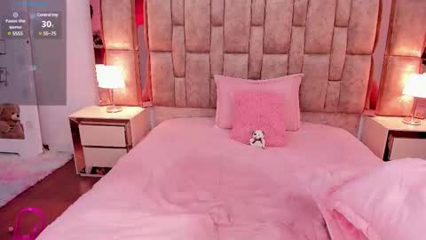 Snapshot of miaisabell21 chatting on February 16, 2:43 pm MIAISABELL21 online show from February 16, 2:43 pm