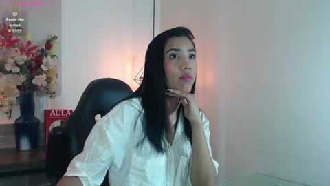 Mia online show from March 25, 11:49 am