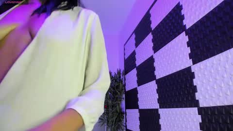 Mia online show from April 23, 11:53 am